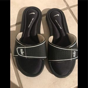 NIKE SLIDES